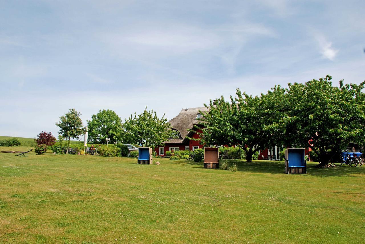 Karolas Landhus unterm Reetdach Neu Reddevitz Exterior foto